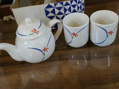 早期台北市忠孝東路太平洋Sogo百貨贈送會員卡友的陶瓷茶壺茶杯（茶具組）贈品