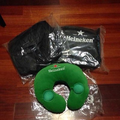 [現貨]海尼根旅行枕 內建耳機飛行枕 Heineken喜力啤酒 U型頸枕 靠墊枕車內辦公室午睡 生日交換禮物