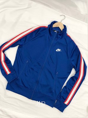 [MR.CH] Nike Sportswear 藍色刺繡運動外套 AR2245-480