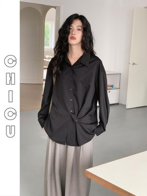 CHIC U 日常著裝經典黑襯衫垂感側扣設計感寬鬆上衣