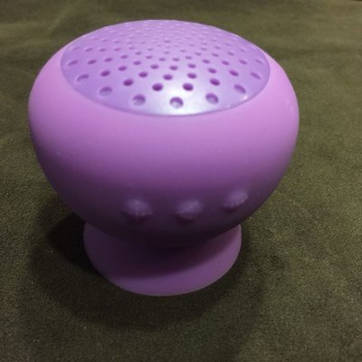 [EL002] 紫色的藍芽喇叭 (小），下方為吸盤設計，可以牢牢固定住。