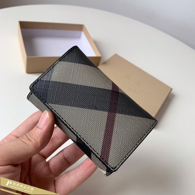 雅格精品代購 Burberry 巴寶莉 英倫都會時尚 格紋裝飾 2 帥氣潮流鑰匙包  美國outlet代購