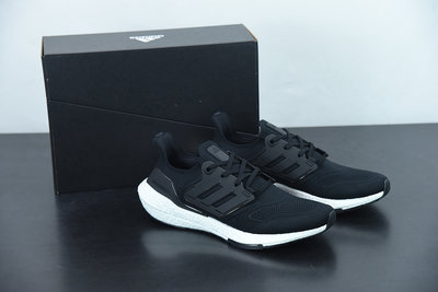 Adidas Ultra Boost UB22 黑白 緩震運動慢跑鞋 超強彈力 男女鞋 GX3062