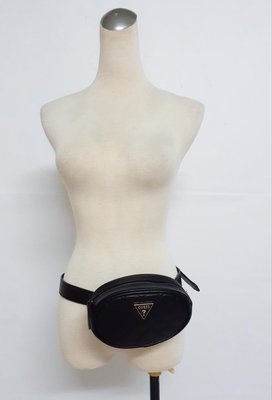 ♛ 黑貓姊vintage潮流古著♛㊕㊝美國經典品牌GUESS黑色菱格紋霹靂腰包胸包 M~L(全新正品)⚜出清
