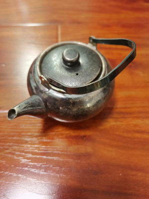 銀川堂，茶壺，茶道用品，銅鍍銀材質，有凹陷，品相如圖，看好直