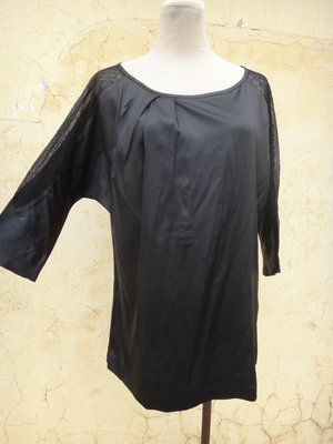 jacob00765100 ~ 正品 HIDESAN 海蒂山 黑色 蕾絲袖 亮緞材質七分袖上衣 size: M