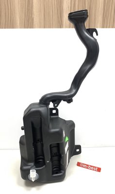 W156 X156 GLA 2014- 雨刷噴水桶 噴水筒 (有加熱 夜視 無大燈清洗配備 ) 2468690220
