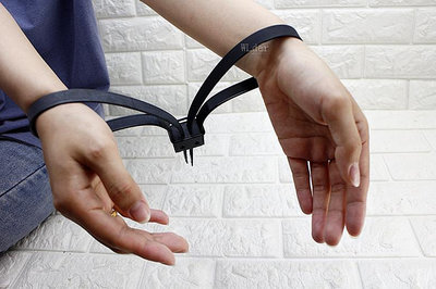 [01]束帶 手銬 附 專用鑰匙 黑 管束帶 約束帶 塑膠手銬 警用手銬 束線帶 紮帶 綁帶 綁繩 綑綁 生存遊戲