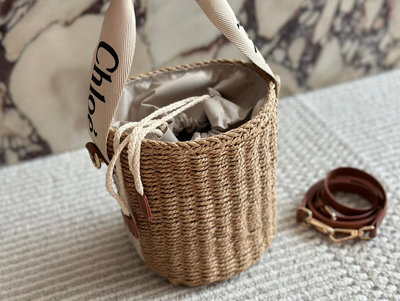 【二手包包】chloe這個新款草編包菜籃子印logo的手提袋和皮肩帶還有草編的組合真的好清爽炒適合海邊，是屬 NO163077