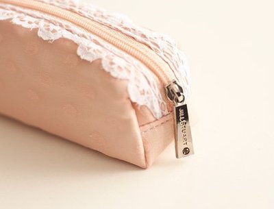 【小喻美妝】日本 JILL STUART 粉色蕾絲甜心袋。收納小袋 化妝包 收納包。唇膏包