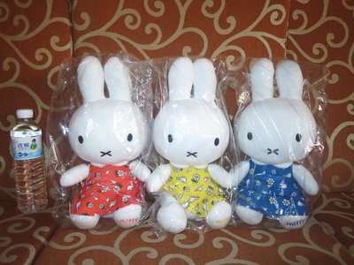 ///可愛娃娃///~中型12吋正版miffy米菲兔坐姿絨毛娃娃~兔子~米飛兔~裙裝/褲裝---約33公分