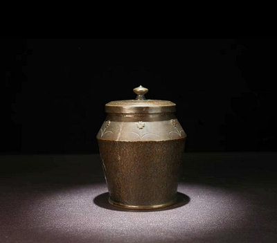 茶葉罐日本昭和時期手打三日月巖肌老銅茶罐 內中空鍍銀分格，器