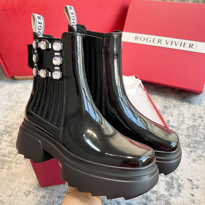 RVWallaviv繫列結合品牌一貫的優雅元素和個性的厚底設計，推出酷帥的切爾西踝靴。Size：35～39