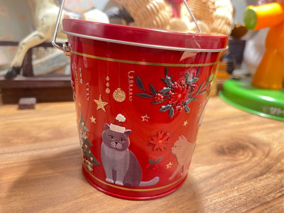 *黑頭小羊雜貨小舖*日本zakka~～耶誕紅色鐵桶可愛貓咪浮雕鐵製收納罐（含糖果）/鐵製手提收納桶/鐵製水桶造型糖果收納桶