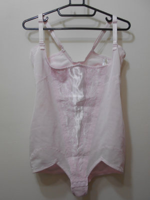 日本專櫃善美得~粉色美麗S曲線連身束身衣95號~399元起標~標多少賣多少~  (9A01)