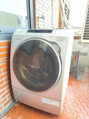國際牌14公斤變頻滾筒洗衣機（限台中車站旁自取）功能正常/八成新每年定期原廠到府清潔，所以不會有什麼洗出來水是黃黑色之類的。型號：NA-V158DW