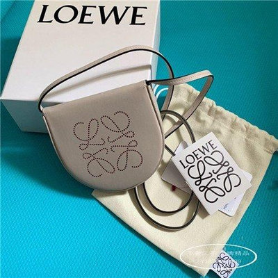 LOEWE Heel Bag淺燕麥白色 logo小牛皮革 肩背包 腰包 馬鞍包 馬蹄包 現貨