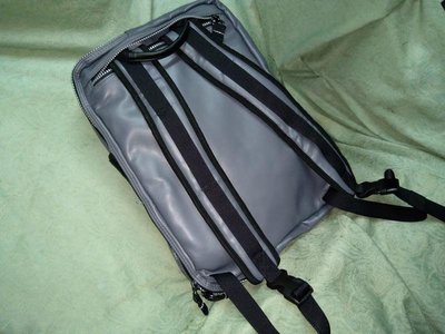 精品日本品牌“Pathfinder”防水/多功能後背包--多格層/多口袋設計,內有電腦格層