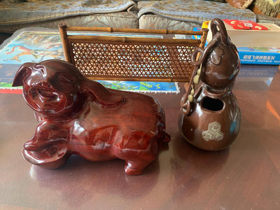 日本金屬葫蘆，低價處理閑置擺件，木雕豬是緬甸花梨木的材質，在