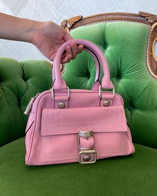 Versace 真品 可愛的粉紅色 真皮 保齡球包 ，手提包 95 新以上 狀況很好，放置久 五金有些微氧化痕跡 其他跟新的一樣內裡也很乾淨