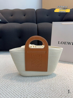 【二手包包】LOEWE. 這個新款草編包菜籃子印logo的手提袋還有草編的組合真的好清爽炒適合海邊，是屬于夏 NO83295
