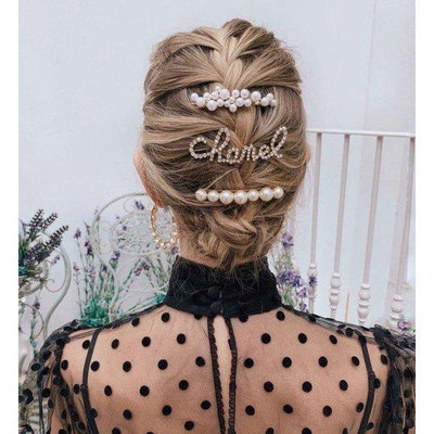 全新法國正品 Chanel 金色 水鑽 珍珠 LOGO 字樣 髮飾 髮夾 AB2850 現貨