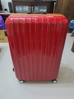 行李箱/中古行李箱/塑膠材質紅色行李箱/旅行行李箱/登機箱/旅行箱/拉桿箱/露營可用行李箱/露營箱【粗用、堪用】