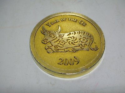 aaL皮1商旋.少見2009年HSBC香港上海匯豐銀行發行鍍金合金浮雕牛年紀念幣吊飾!/@@右/-P