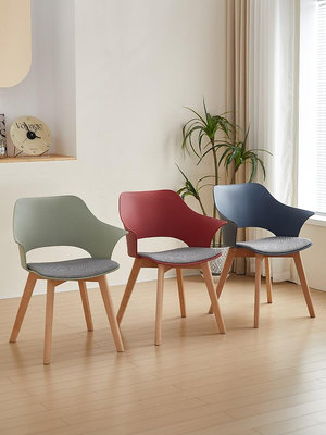 北歐塑料椅家用實木餐椅簡約辦公接待椅休閑會議洽談書桌椅扶手椅 自行安裝