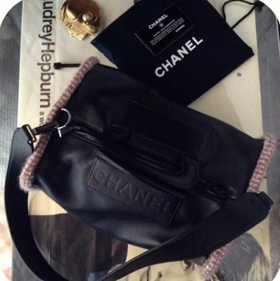 Chanel 超可愛荔枝皮魚子醬黑色box箱子款包，可手提肩背，滾粉紅毛呢