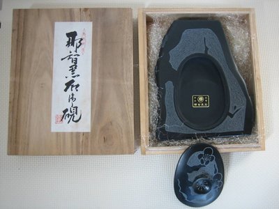 《NO.25》日本那智黑石硯-彫刻、梅花蓋 《木箱》