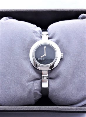 【Jessica潔西卡】古馳 GUCCI 圓形特殊刻花黑面經典手環--S號 石英女錶,附原裝錶盒及單
