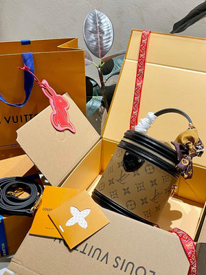【二手包包】版 純鋼 +官網飛機箱子+小絲巾Lv Cannes 發財桶 圓桶包 它就是這么惹人愛，不僅優雅貌NO27422