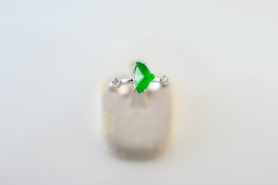 [吉宏精品交流中心]A貨 陽綠色 天然翡翠 天然鑽石 白K金 造型 戒指(附證書)