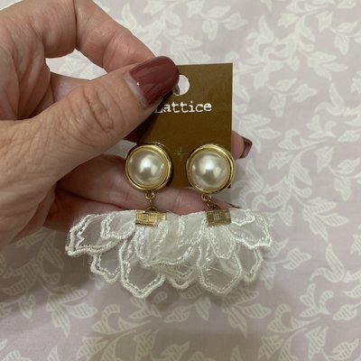 全新日本品牌 Lattice 白色蕾絲珍珠釦飾耳環