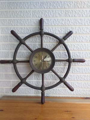 【港都收藏】老件銅船舵時鐘，此船舵時鐘握柄處木製原件完整，指針造型特殊美感佳，時間功能正常，直徑62公分，厚6.8公分。船鐘/銅鐘/船燈/拆船貨品。
