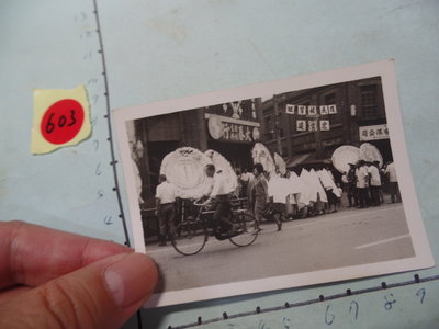 台北 街頭 喪禮 *老三輪車 腳踏車 汽車民國50幾年,古董黑白,照片,相片 **稀少品6