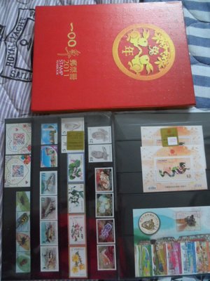 中華民國 100年郵票冊 (精裝本) 黑卡未拆封----一本1200元 運費另計