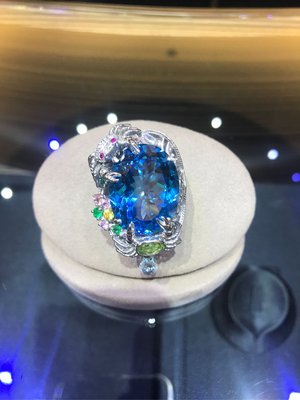 寶麗萊輕珠寶-設計款頂級37.5克拉瑞士藍托帕石晶鑽戒
