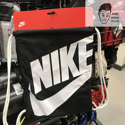 【潮男潮牌店】Nike 黑白 大LOGO 背包 運動 訓練 抽繩包 健身包 雙肩包 後背包 束口袋CK0969-011