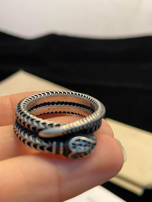 Gucci靈蛇戒指Gucci酷酷的靈蛇戒指|||戒指整體古銀材質做舊復古的工藝蛇戒上的鱗片栩栩如生靈蛇寓意著神秘 NO6353
