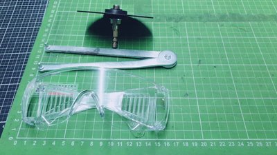 檢驗合格護目鏡+專利S5.8 (全長約5.8公分)+包膠法蘭+螺母+可調式扳手+BOSCH 砂輪片讓電鑽轉換成砂輪機