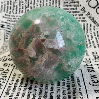 C585天然紫綠螢石水晶球擺件綠色水晶原石打磨屬木客廳辦公家 水晶 原石 擺件【玲瓏軒】