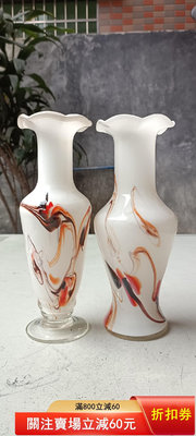 老玻璃花瓶2個    七十年代左右老玻璃花瓶玻璃花插，高23