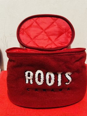 Roots紅色收納化粧小包包！ 要買要快喲^_^