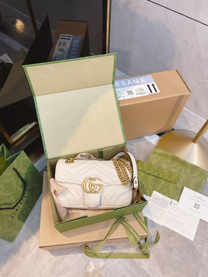 【二手包包】皮+官網外箱+全套證書包裝Gucci Marmont鏈帶肩背包采用頗具結構感的柔軟造型和超大號翻NO39226