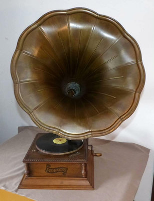 手搖古董留聲機唱片機，喇叭花直徑50厘米高度78厘米