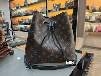 ::MINI名牌精品店::LV M44020 Neonoe 字紋 黑色 新款水桶包 . 斜背包.現貨.全新