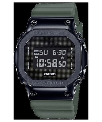 【金台鐘錶】CASIO卡西歐G-SHOCK (黑金屬質感不鏽鋼)搭配綠色樹脂錶帶 經典的方型 GM-5600B-3