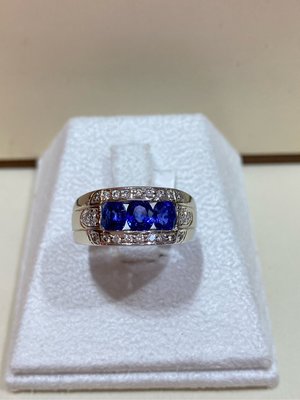 2.55克拉天然藍寶石鑽石戒指，搭配28分超白鑽石，超值優惠價49800元，出清商品只有一個！款式大器閃亮，豪華配鑽款式，藍寶石超輕透顏色超美，男女款式都適用